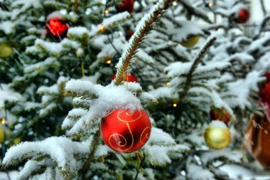 Ch ile karda kar taneleri altında renkli xmas topları yakın çekim
