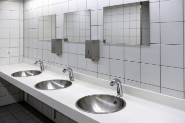 Bulanık beyaz lavabo ve tuvalet parlama ile parlak musluk 