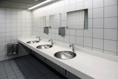 Bulanık beyaz lavabo ve tuvalet parlama ile parlak musluk 