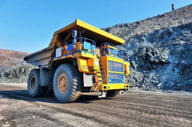 demir cevheri ile ağır damperli kamyon