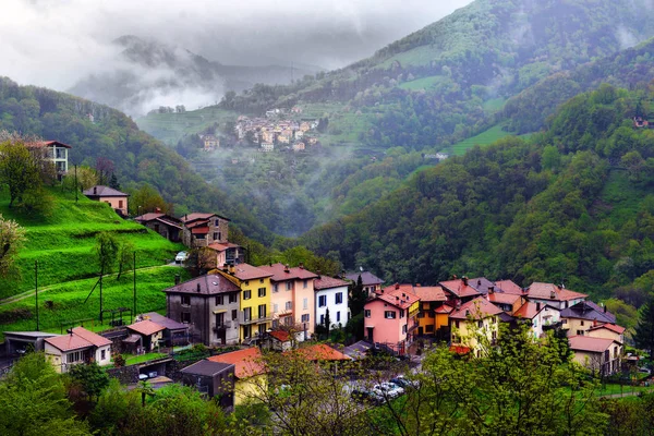 Villaggio alpino in tempo nuvoloso — Foto Stock