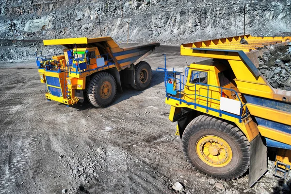 Camión volquete de servicio pesado con mineral de hierro —  Fotos de Stock