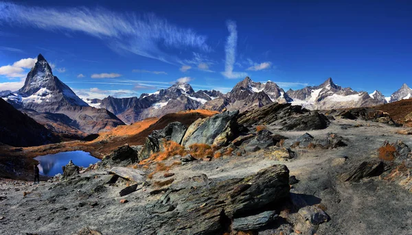 Adembenemend uitzicht op de panorama-bergketen in de buurt van de Matterhorn — Stockfoto