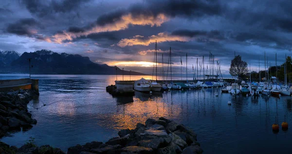 Bulutsuz bir günde tarihinde Cenevre Gölü Gölü görünümü — Stok fotoğraf