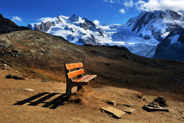 Wegwijzer bij Matterhorn-Zwitserland met routebeschrijving naar verschillende hi — Stockfoto