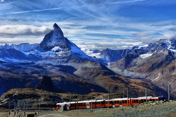 Famoso tren turístico rojo eléctrico que desciende en Zermatt — Foto de Stock