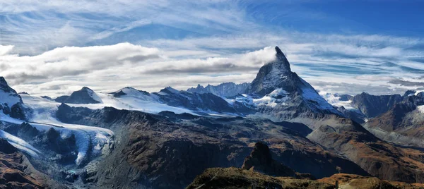 Csodálatos kilátás nyílik a panoráma-hegység közelében a Matterhorn-hegyre — Stock Fotó