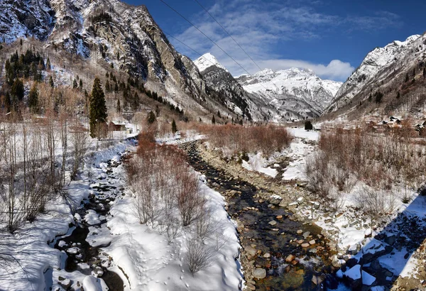 Alpské horské řeky v zimě za slunečného dne — Stock fotografie