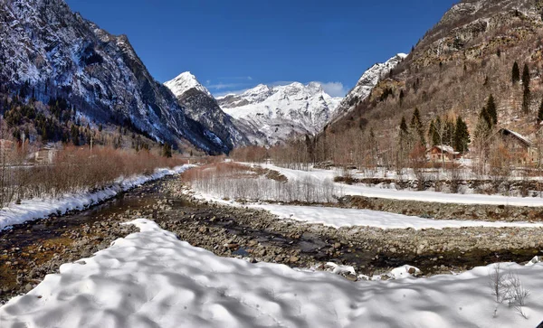 Fiume alpino in inverno in una giornata di sole — Foto Stock