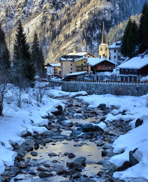 Alpine mountain river in winter on a sunny day — Stock Photo, Image