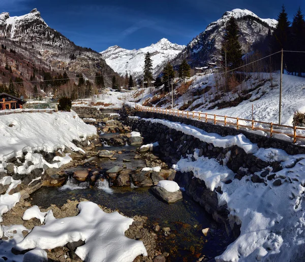 Αλπικό ορεινό ποτάμι το χειμώνα σε μια ηλιόλουστη ημέρα — Φωτογραφία Αρχείου
