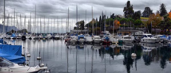 SWISS, LAKE GENEVA, 23, OCTOBRE 2017, Yachts sur parking d'automne l — Photo