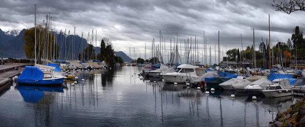 SWISS, LAKE GENEVA, 23, OUTUBRO, 2017, Yachts on autumn parking l — Fotografia de Stock