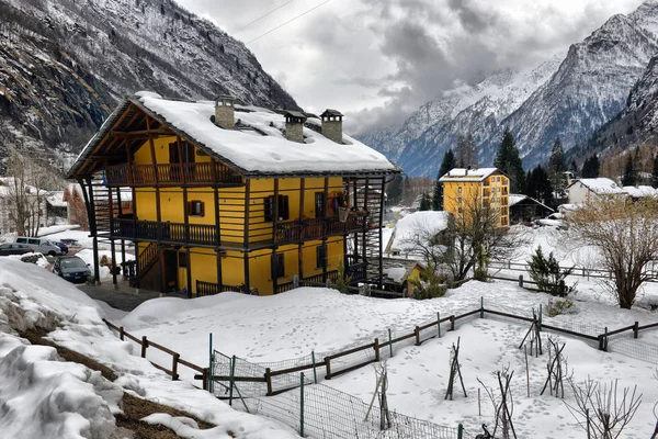 Bella vista panoramica sullo storico borgo montano su uno sceni — Foto Stock