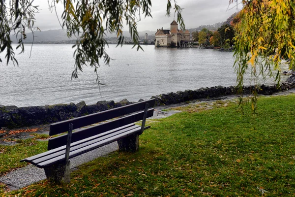 Bänk vid vattnet på Geneva laken — Stockfoto