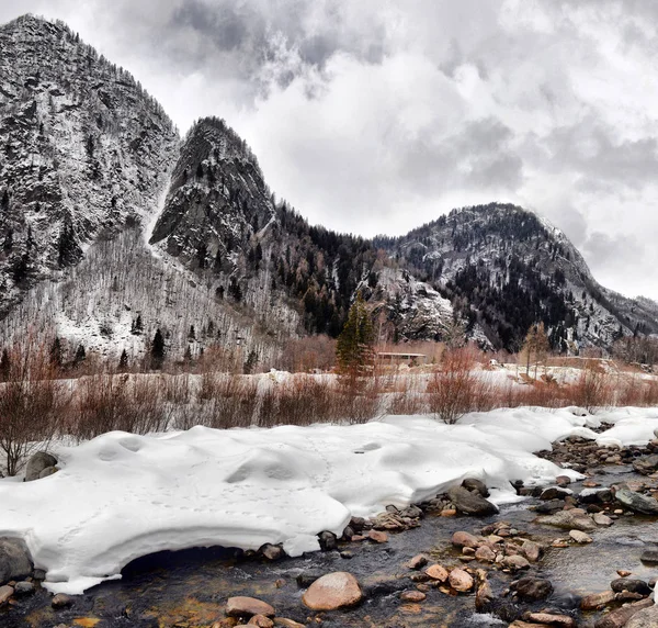 Rio de montanha alpino no inverno em um dia nublado — Fotografia de Stock