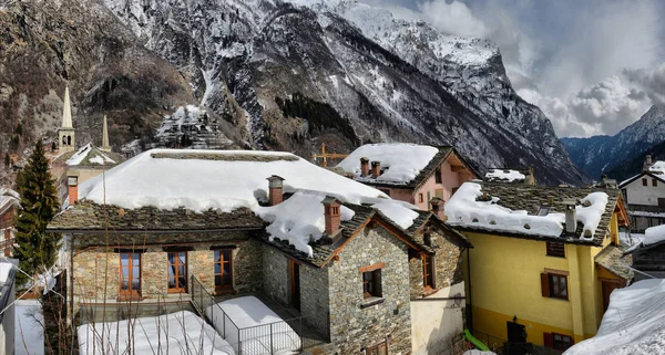Bela vista panorâmica da aldeia de montanha histórica em um cenário — Fotografia de Stock