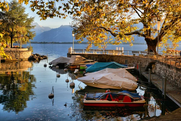 Molo u Ženevského jezera v Montreux Vaudu Switzerlandof — Stock fotografie