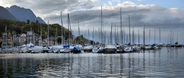 SWISS, LAKE GENEVA, 21, LOKAKUU, 2017, Jahdit syksyllä pysäköinti l — kuvapankkivalokuva