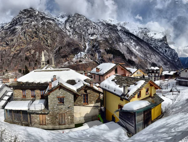 Bela vista panorâmica da aldeia de montanha histórica em um cenário — Fotografia de Stock