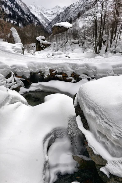 Rio de montanha alpino no inverno em um dia nublado — Fotografia de Stock