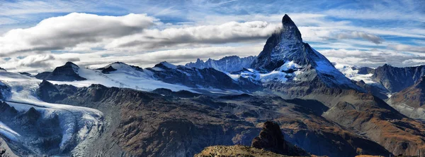 Fantastisk utsikt över bergskedjan panorama nära Matterhorn — Stockfoto