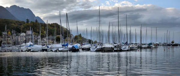 Švýcarsko, Ženevské jezero, 21, říjen 2017, jachty na podzimní parkovací l — Stock fotografie
