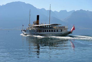 Montreux İsviçre - 12 Ekim 2017: Gezi gemisi ve peopl