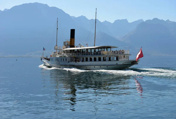 Szwajcaria Montreux - 12 października 2017 r.: Statek wycieczkowy i peopl — Zdjęcie stockowe