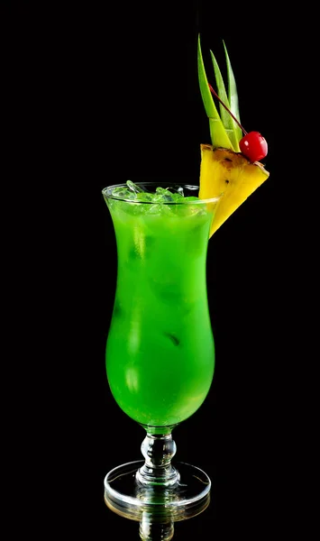 Cocktail verde con ananas su nero — Foto Stock