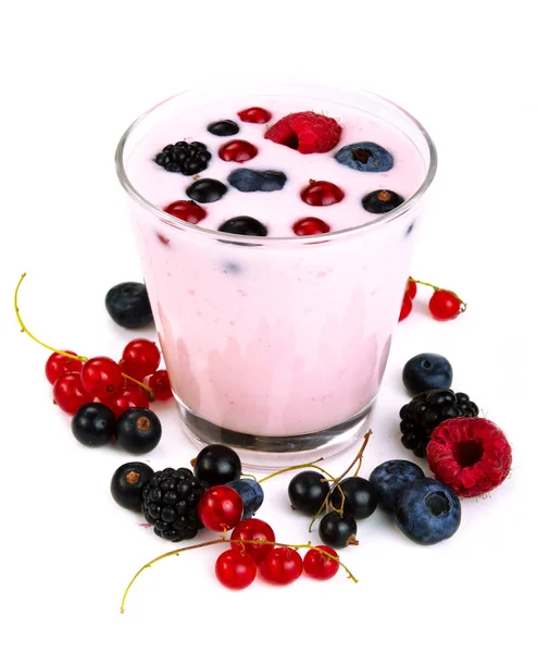 Yogurt. yogurt fresco fatto in casa con bacche in barattoli di vetro . — Foto Stock