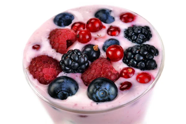 Йогурт. Свежий домашний йогурт с ягодами в стеклянных банках — стоковое фото
