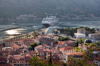 Çatı binalar ve Kotor Körfezi, Kotor, Karadağ, 15 Ağustos 2017 Kotor, Karadağ, 15 Ağustos 2017, havadan görünümü Kotor tarihi kent tarihi portakal ile döşeli
