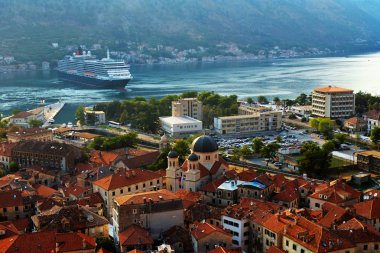 Çatı binalar ve Kotor Körfezi, Kotor, Karadağ, 15 Ağustos 2017 Kotor, Karadağ, 15 Ağustos 2017, havadan görünümü Kotor tarihi kent tarihi portakal ile döşeli
