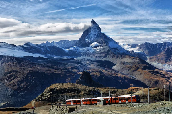 Zermatt Suiza. Tren turístico rojo eléctrico famoso — Foto de Stock