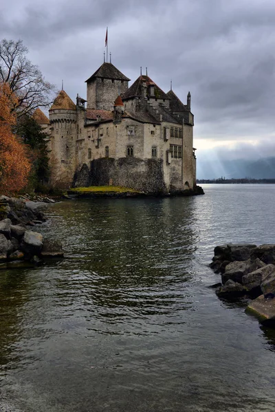 Vista del famoso Chateau de Chillon sul Lago di Ginevra uno dei Svizzera — Foto Stock