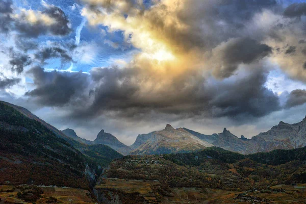 Gyönyörű színes panorámás táj alpesi hegyek cl — Stock Fotó