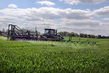 Ukrayna. 03 Haziran 2016. Çiftçi buğday alan püskürtme herbisit. U