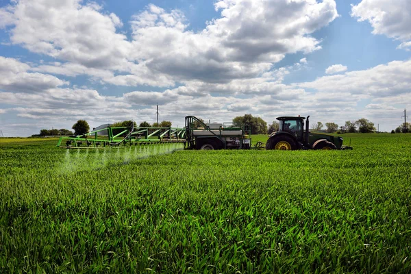 UKRAINE. 03 JUNE 2016. farmer wheat field spraying herbicides. U — Stock Photo, Image