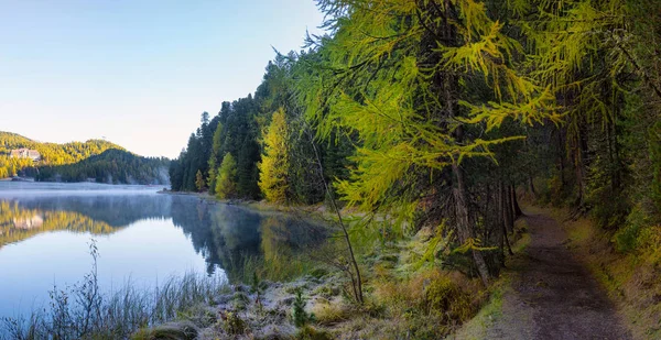 Panorama sul lago di montagna con riflesso sulle montagne. Aspetto idilliaco . — Foto Stock