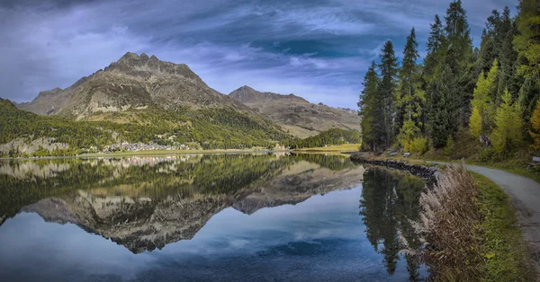 Panorama do lago de montanha com reflexo de montanhas. Olhar idílico . — Fotografia de Stock