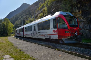 İsviçre, Poschiavo, 10.10.2019, İsviçre, Poschiavo dağlarında Bernina Express treni,