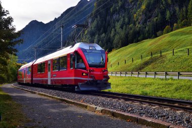 İsviçre dağlarında Bernina Ekspres Treni Switzerla