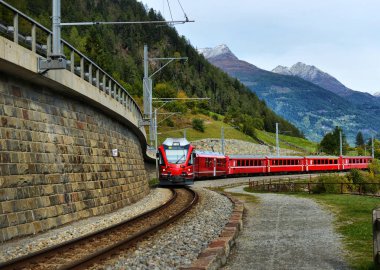 İsviçre dağlarında Bernina Ekspres treni 