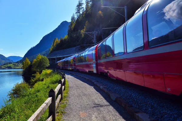 İsviçre dağlarında ernina Ekspres treni 