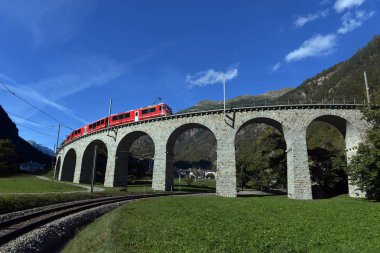 İsviçre dağ treni Bernina Ekspresi Br 'nin sarmalını geçti