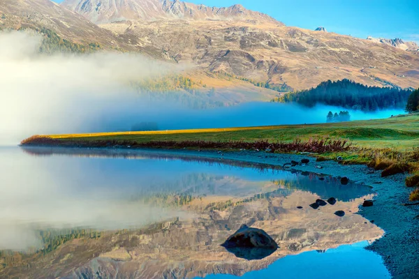 Montanha lago ao nascer do sol no outono. Paisagem com lago, ouro su — Fotografia de Stock