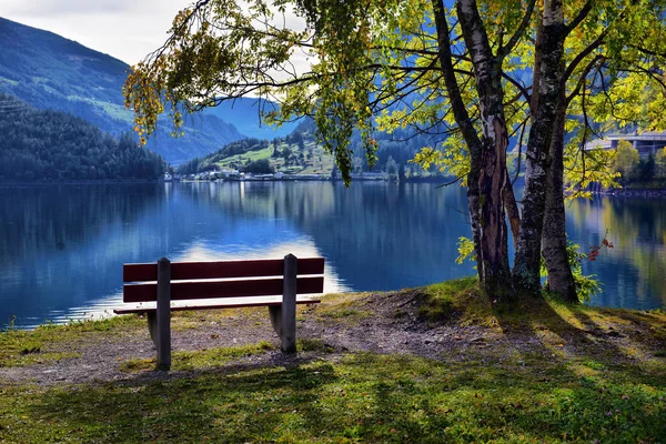 Prachtig uitzicht op een bergmeer in de herfst zonnige dag. Mogelijk — Stockfoto