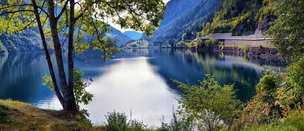 Bella vista di un lago di montagna in autunno giornata di sole. Posch — Foto Stock