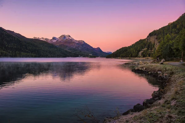 Panorama do lago de montanha com reflexo de montanhas. Olhar idílico . — Fotografia de Stock